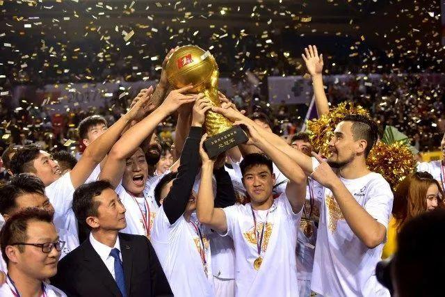 美媒探讨NBA“选中暂存”球员的签约政策